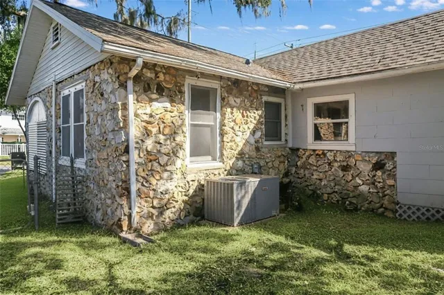 a view of back yard of the house