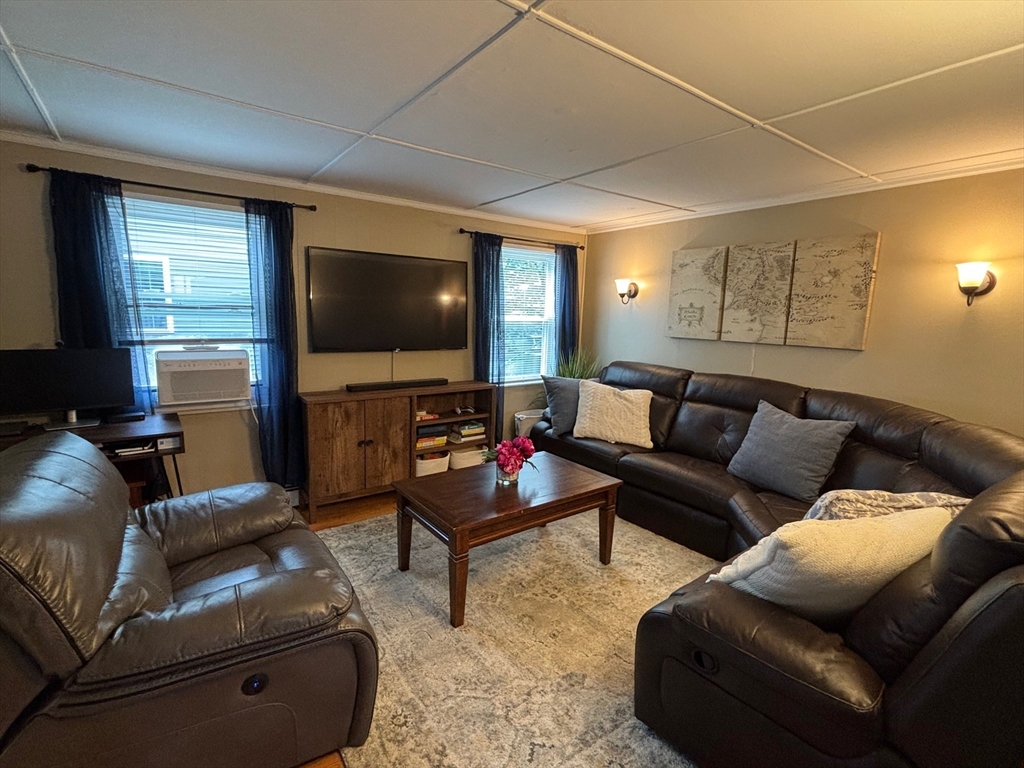20 Pinevale Avenue Reading, MA 01867 - Photo 5 of 11