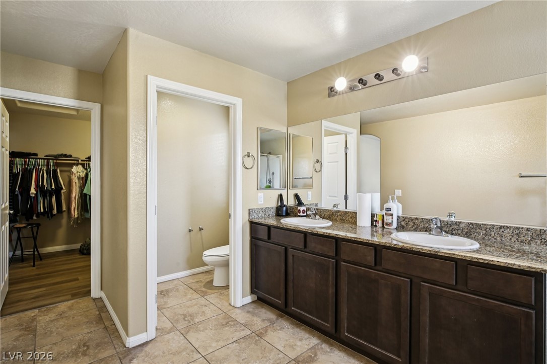 3957 East Carla Ann Road North Las Vegas, NV 89081 - Photo 22 of 35 Full bathroom with double vanity and a walk in closet
