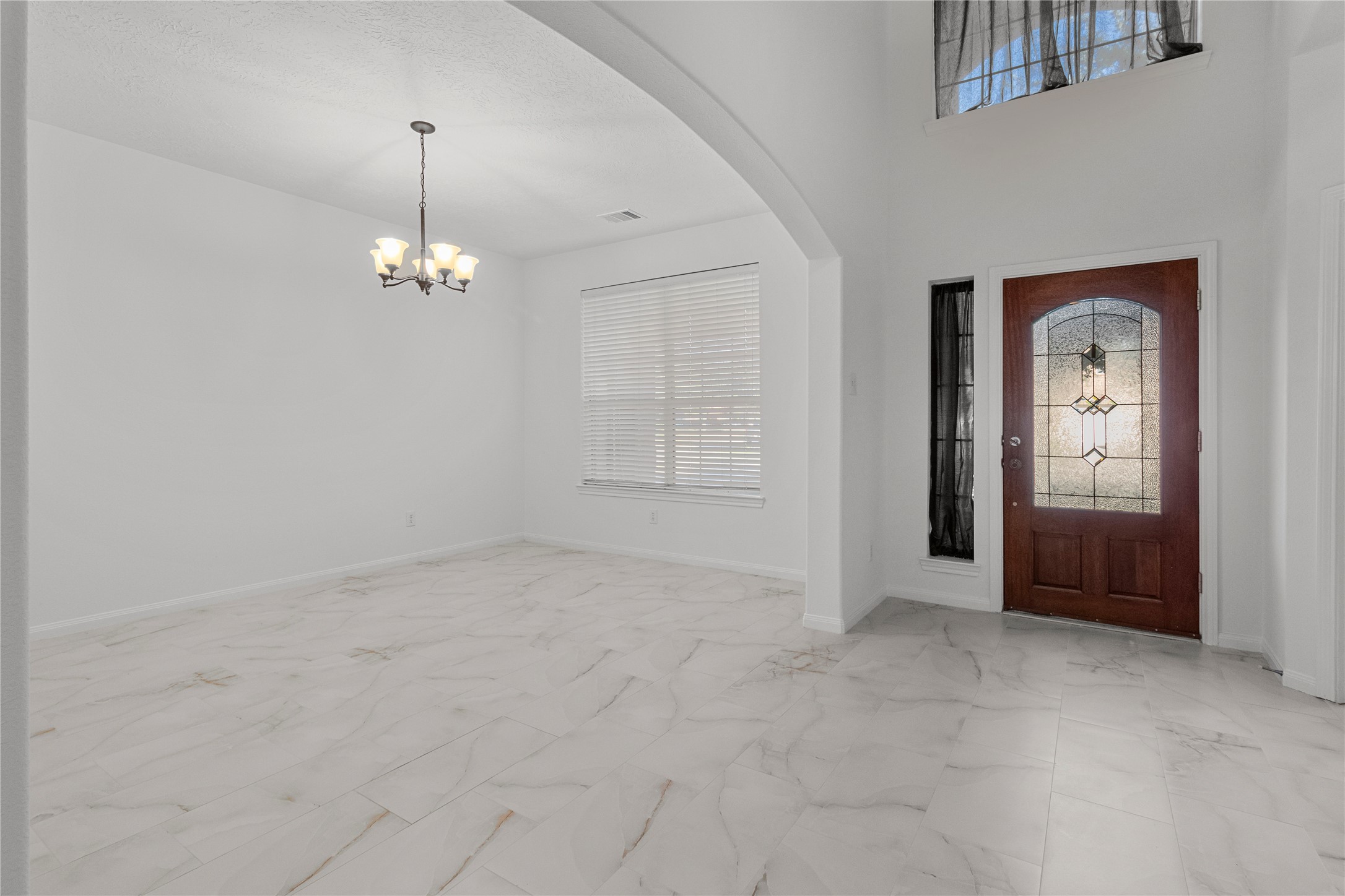 4004 Beacon Pointe Lane Dickinson, TX 77539 - Photo 5 of 28 an empty room that has a mirror