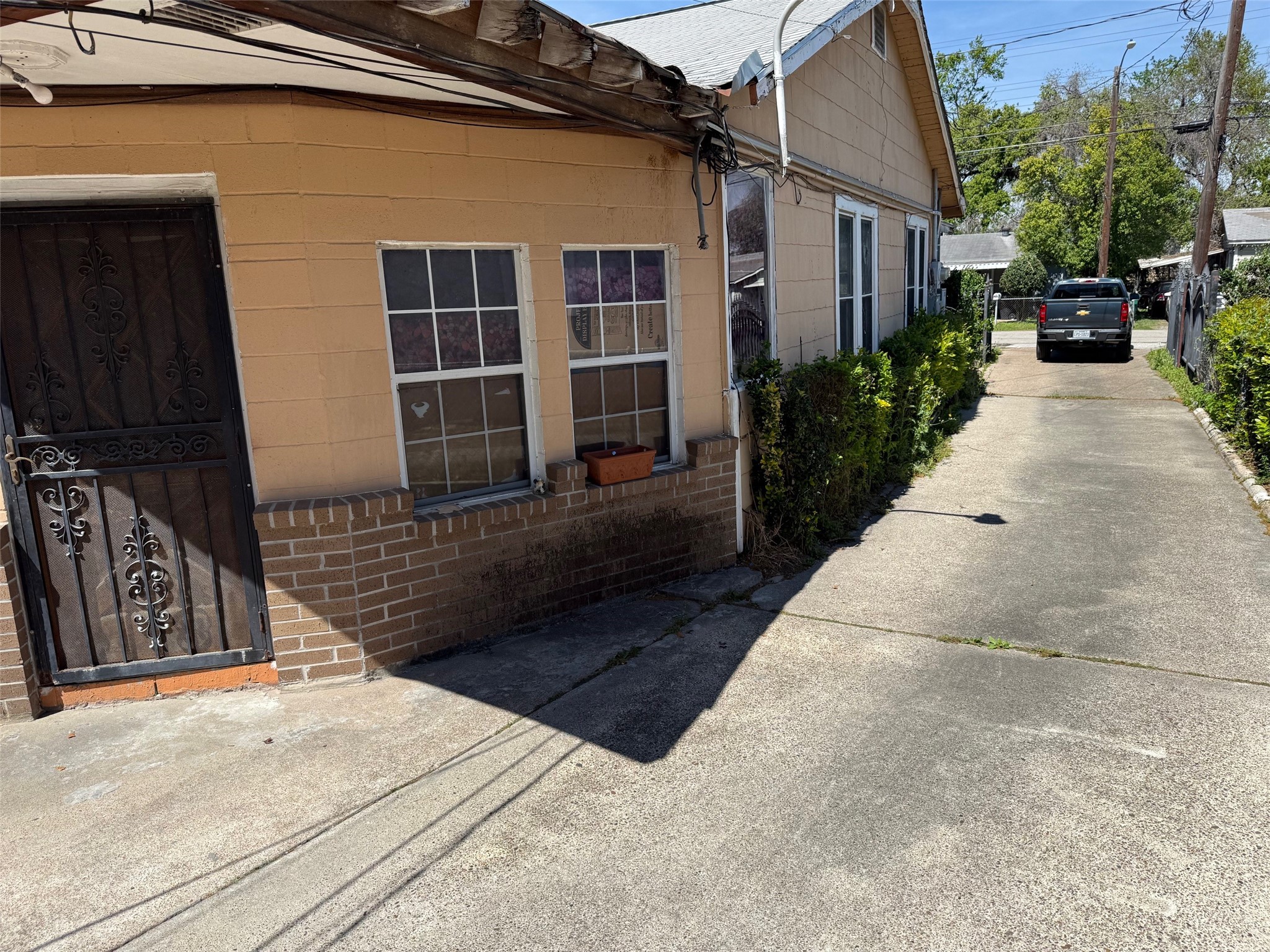402 Frisco Street Houston, TX 77022 - Photo 11 of 11 a front view of a house with a yard