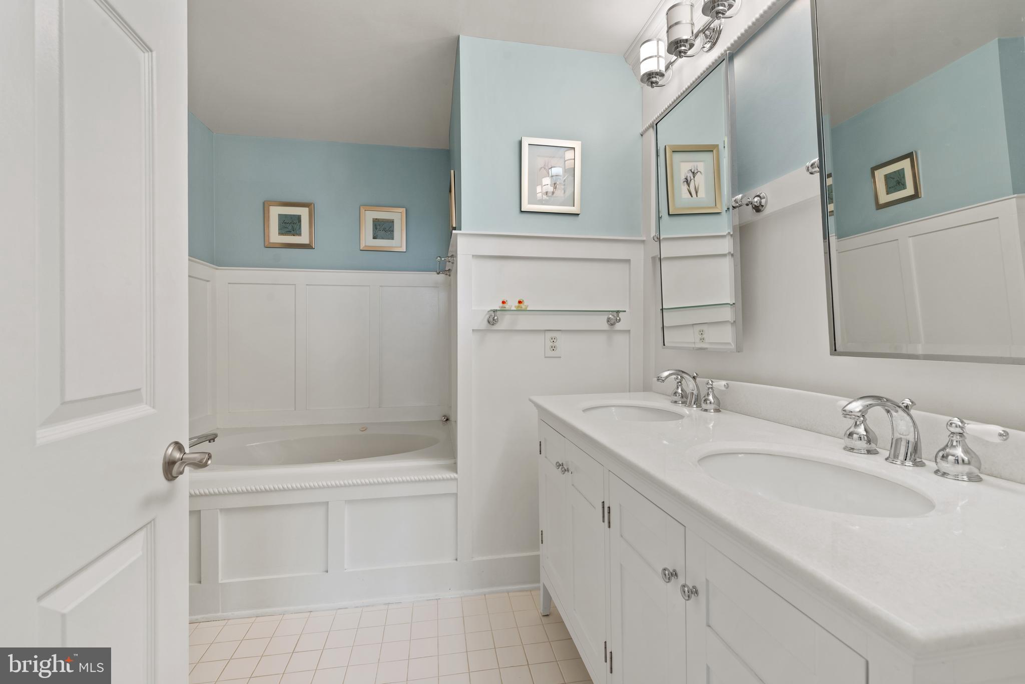 100 Harborview Drive, Unit 612 Baltimore, MD 21230 - Photo 22 of 49 a bathroom with a bathtub sink vanity and mirror