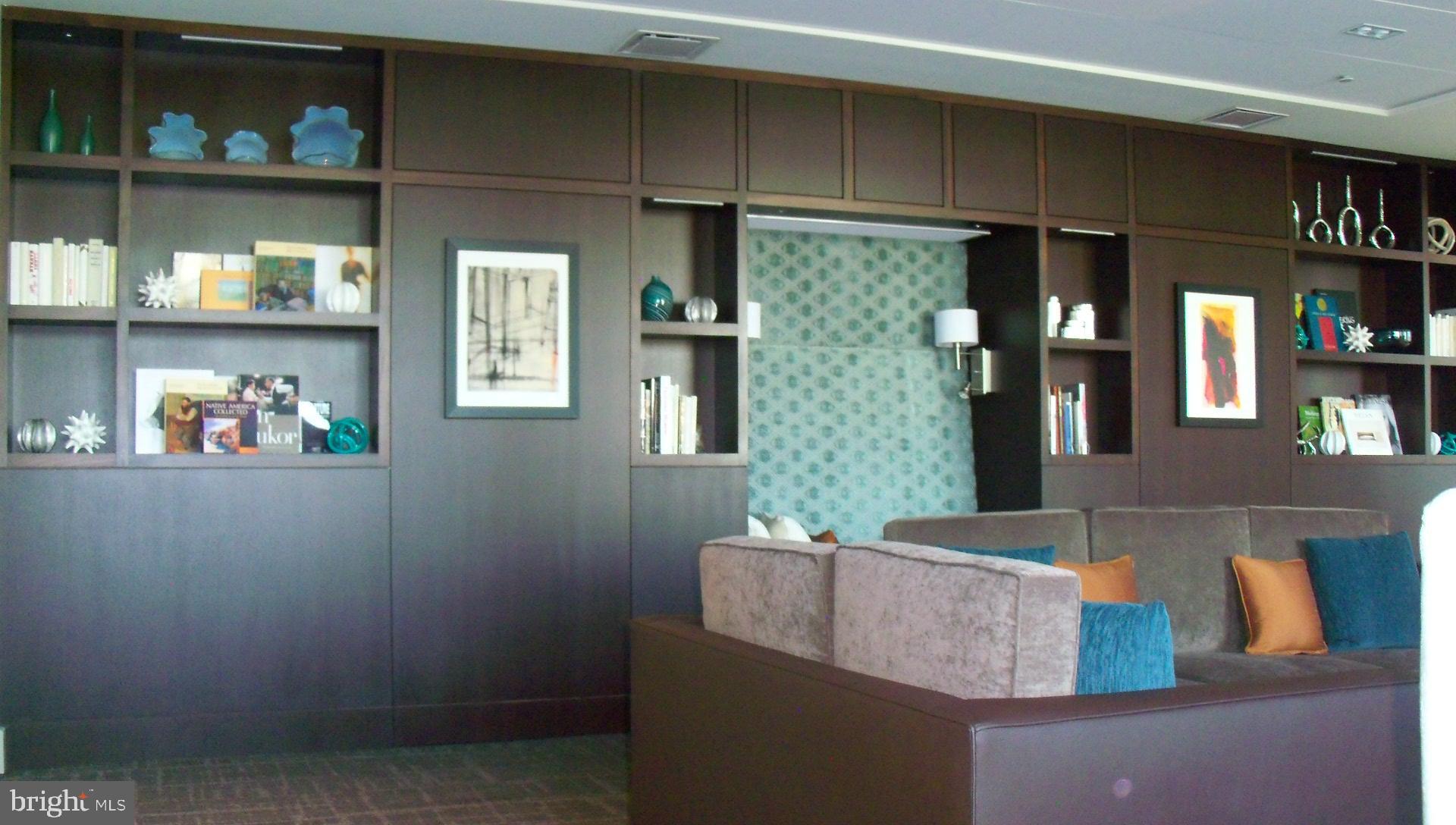 100 Harborview Drive, Unit 612 Baltimore, MD 21230 - Photo 29 of 49 a living room with furniture and a window