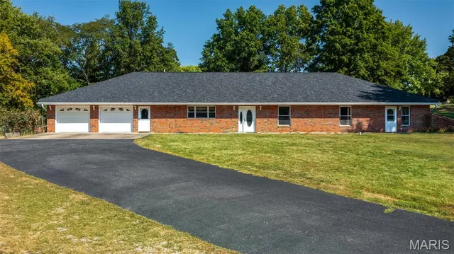 $329,000 | 610 Rotary Street, Gillespie, IL 62033