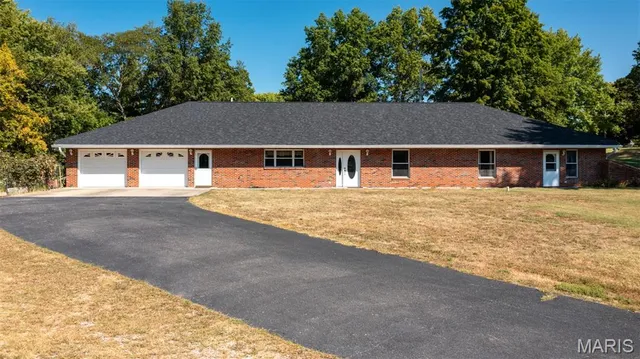 $329,000 | 610 Rotary Street, Gillespie, IL 62033