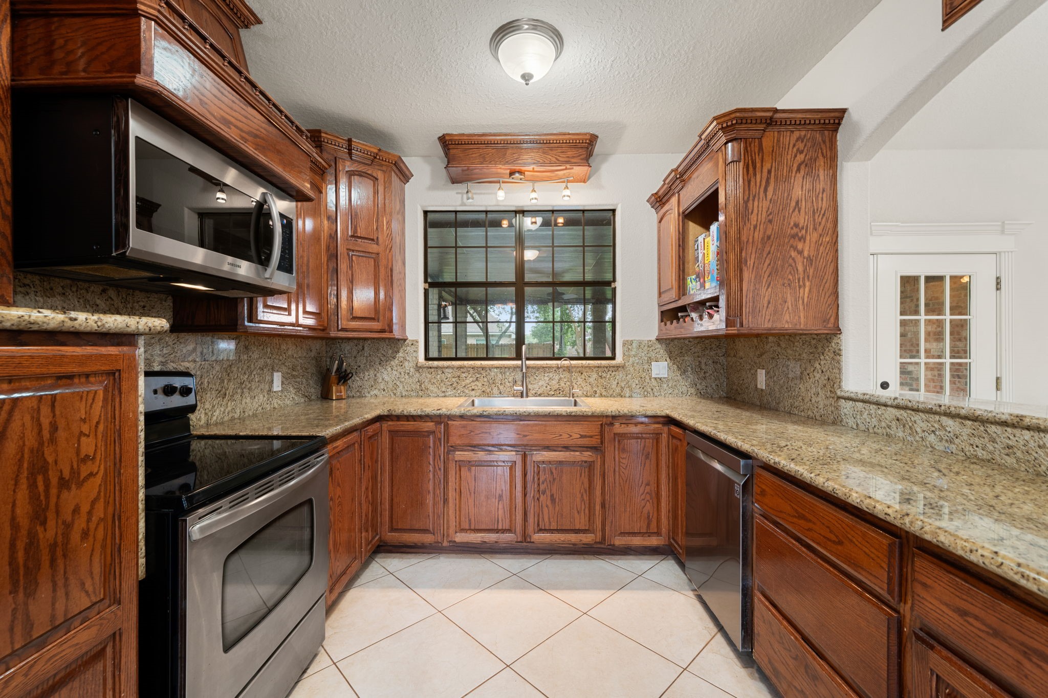 208 Tracy Street Angleton, TX 77515 - Photo 11 of 48