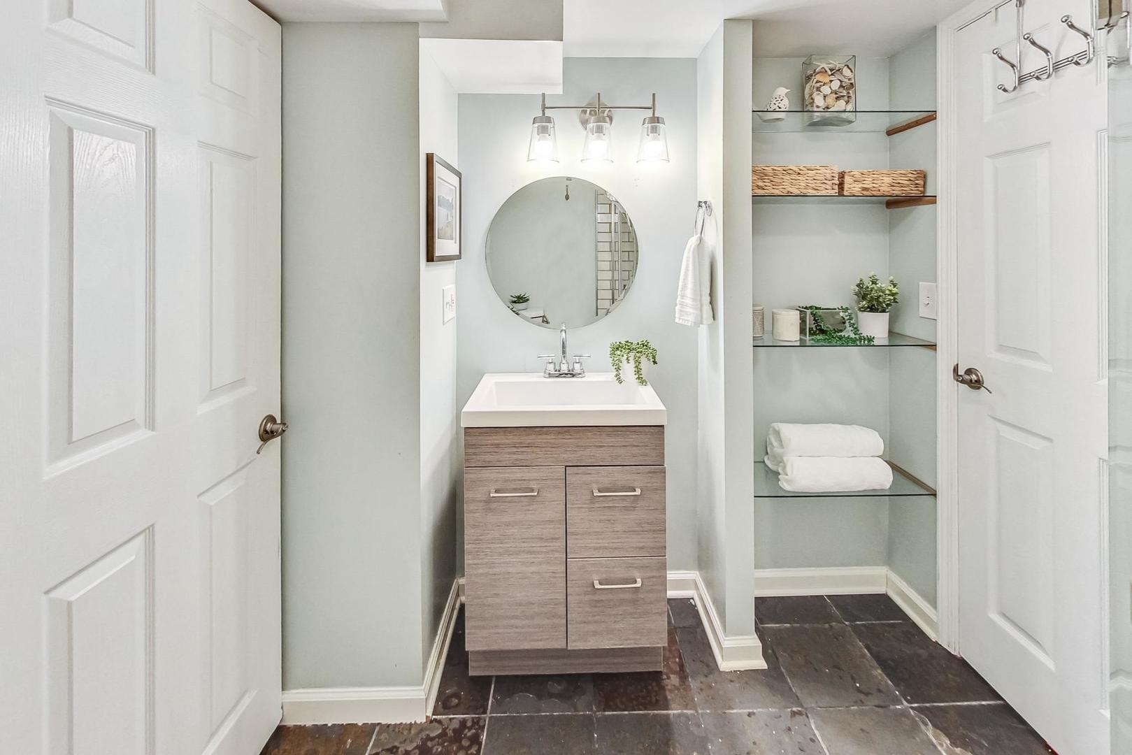 792 Spring Road Elmhurst, IL 60126 - Photo 20 of 26 a bathroom with a sink and a mirror