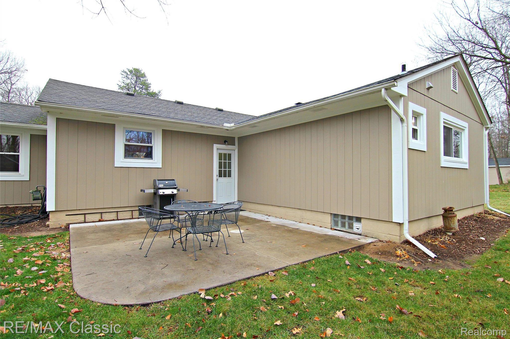 1605 Rowe Road Milford, MI 48380 - Photo 9 of 32 Rowe Rd Back Patio.jpg