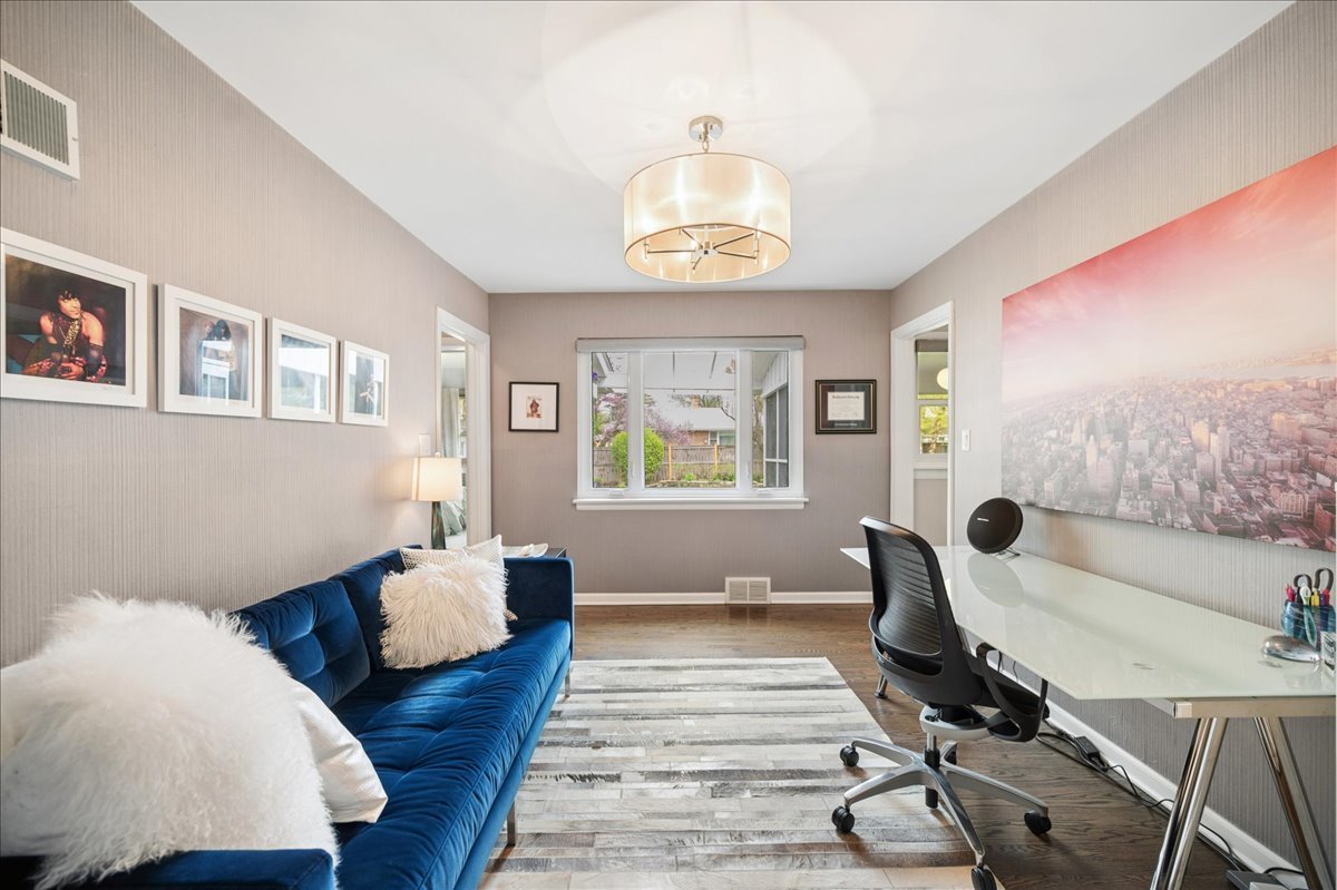 912 Hunter Road Wilmette, IL 60091 - Photo 25 of 38 a living room with furniture and a window