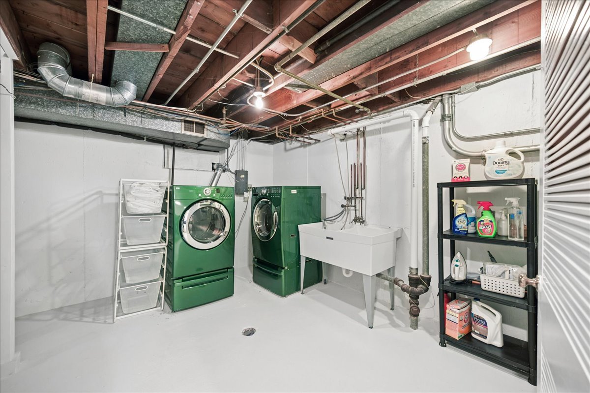 912 Hunter Road Wilmette, IL 60091 - Photo 30 of 38 a utility room with dryer and washer