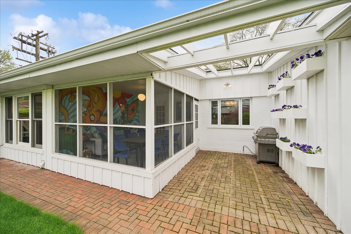 912 Hunter Road Wilmette, IL 60091 - Photo 32 of 38 a view of a balcony