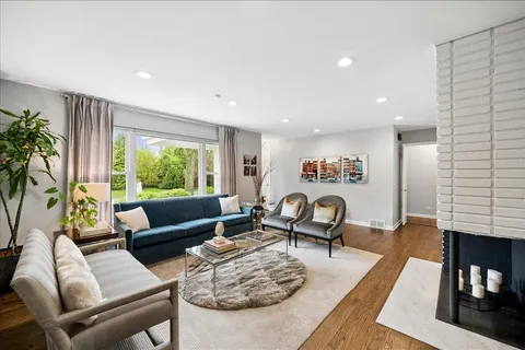 $949,000 | 912 Hunter Road, Wilmette, IL 60091