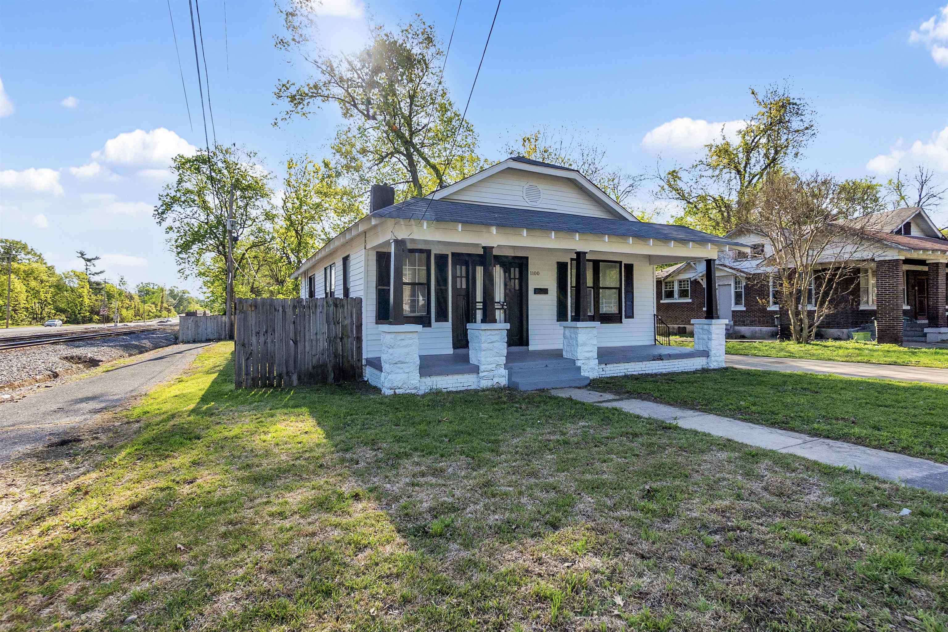1100 Rozelle Street Memphis, TN 38106 - Photo 2 of 19 a front view of a house with garden