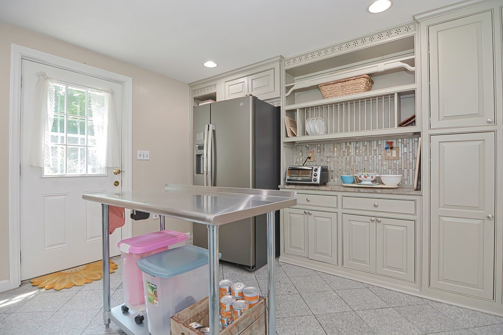 140 Chapin Road Hudson, MA 01749 - Photo 4 of 39 Gallery Image 4