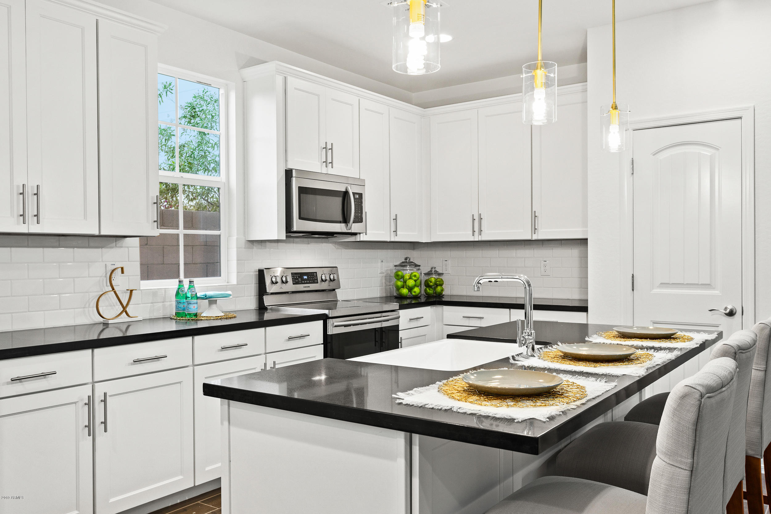 738 East Calavar Road Phoenix, AZ 85022 - Photo 8 of 32 Kitchen
