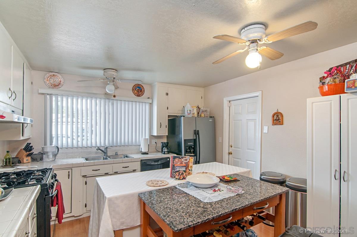 9737 Abbeyfield Road Santee, CA 92071 - Photo 8 of 25 Gallery Image 8