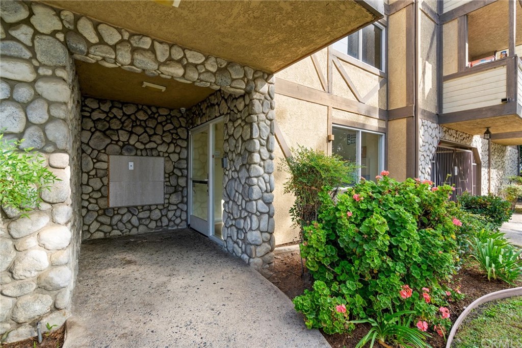 2925 East Spaulding Street, Unit 307 Long Beach, CA 90804 - Photo 4 of 18 a view of a house with a flower garden