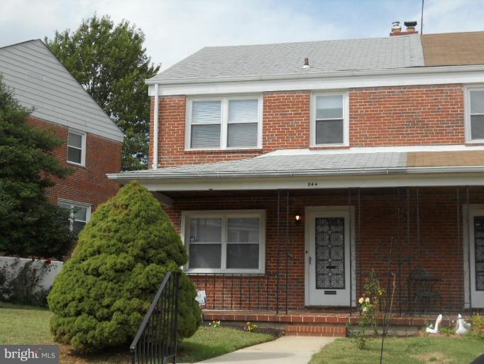 844 Bradhurst Road Baltimore, MD 21212 - Photo 1 of 17 a front view of a house with garden