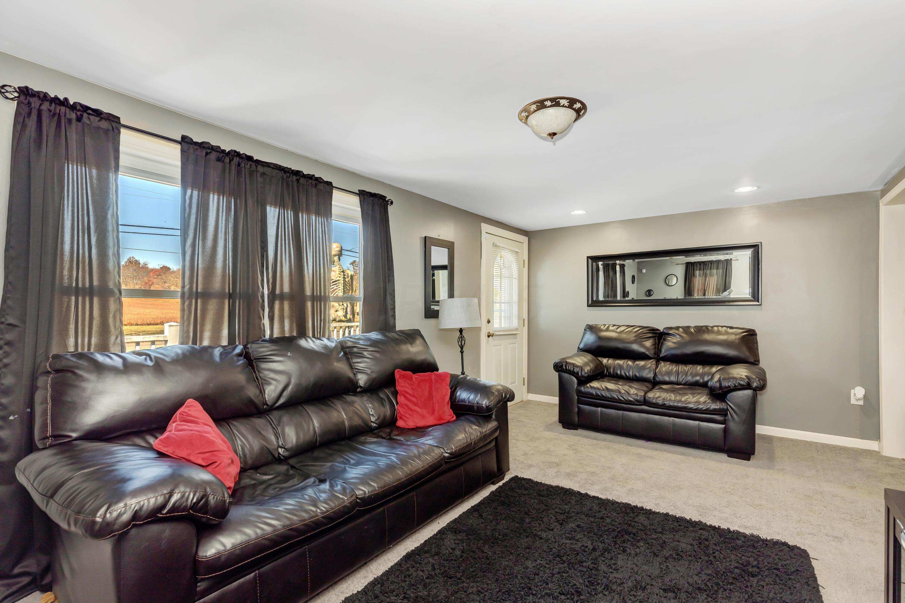 320 County Line Road Hopewell, OH 43746 - Photo 8 of 29 2-LivingRoom