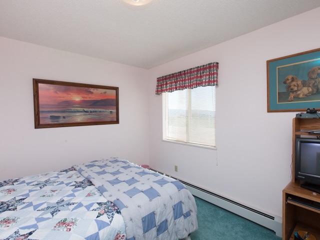 1280 20 Road Fruita, CO 81521 - Photo 35 of 41 a bedroom with bed and a window