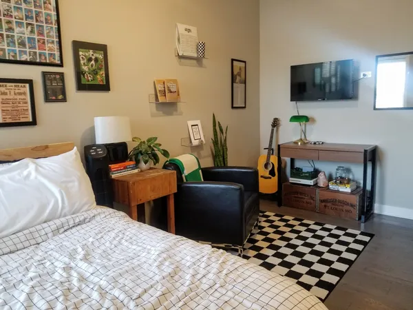 $1,250 | 1409 West Diversey Parkway, Unit 210, Chicago, IL 60614