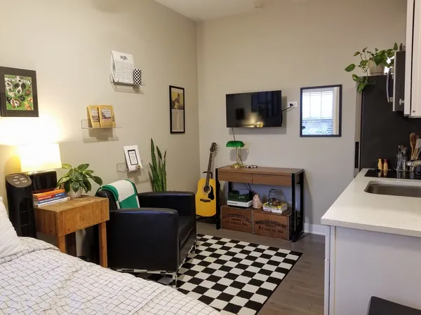 $1,250 | 1409 West Diversey Parkway, Unit 210, Chicago, IL 60614