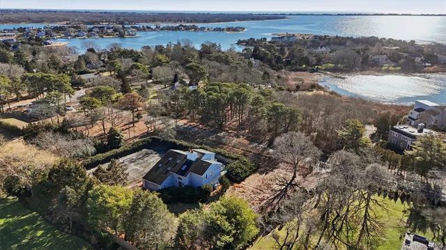 $2,095,000 | 103 Middle Pond Road, Southampton, NY 11968