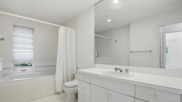 $2,095,000 | 103 Middle Pond Road, Southampton, NY 11968