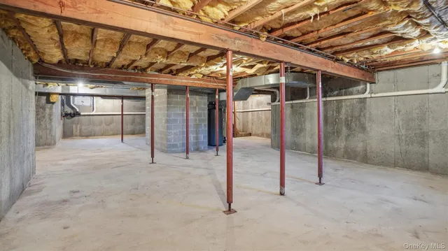 $2,095,000 | 103 Middle Pond Road, Southampton, NY 11968