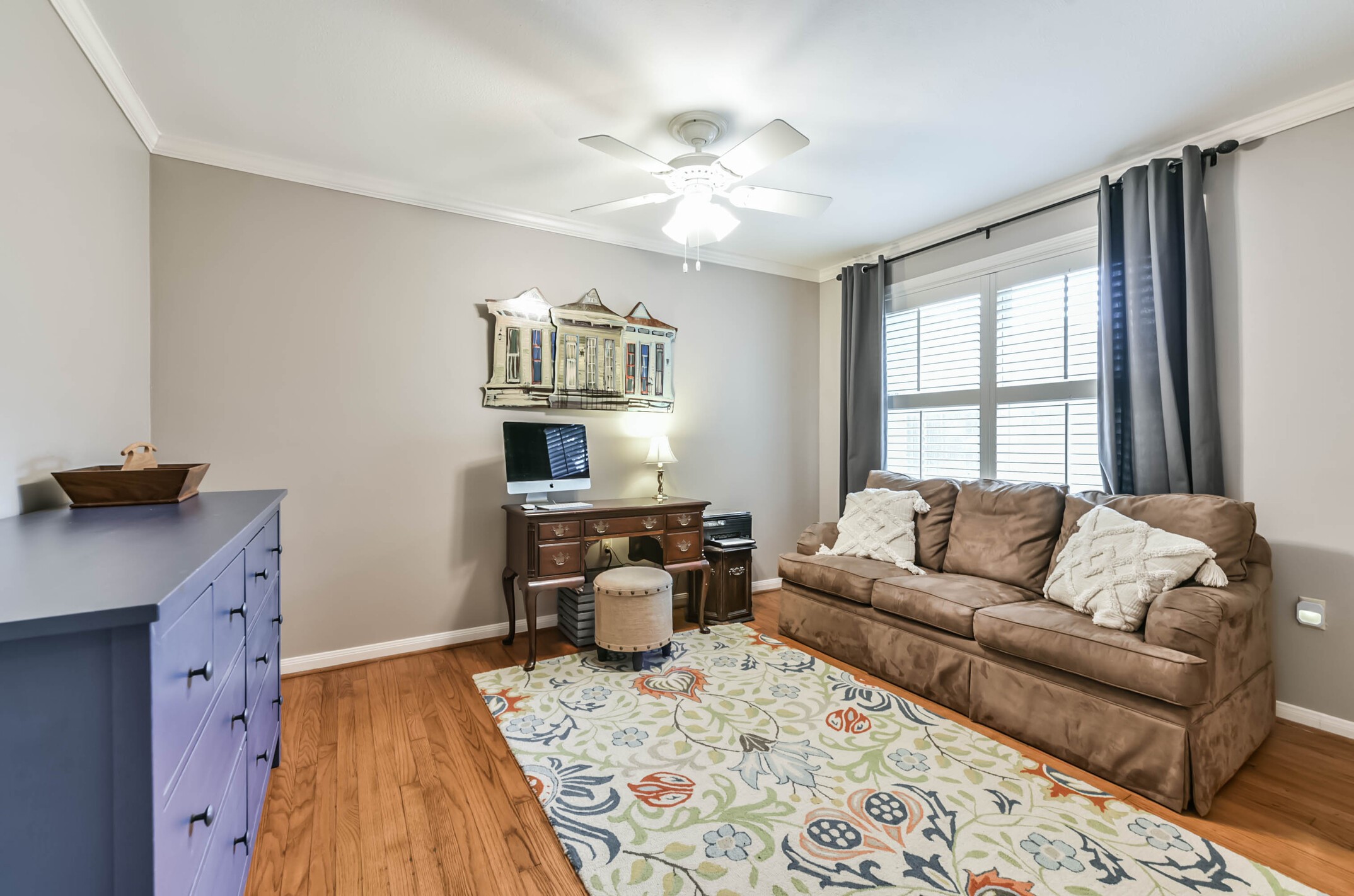906 Bay Oaks Road Houston, TX 77008 - Photo 22 of 26 An additional secondary bedroom.