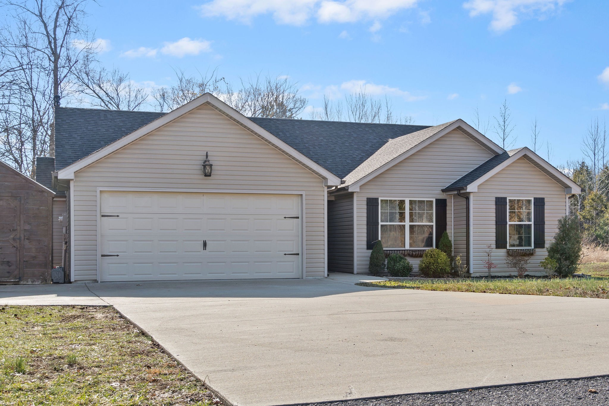 2344 River Road Clarksville, TN 37040 - Photo 3 of 37 a view of a house with a garden