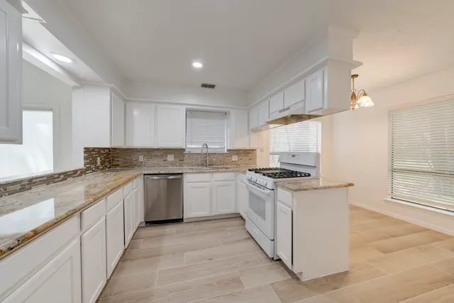 $2,500 | 42 North Timber Top Drive, The Woodlands, TX 77380