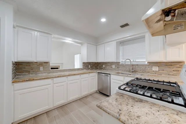 $2,500 | 42 North Timber Top Drive, The Woodlands, TX 77380