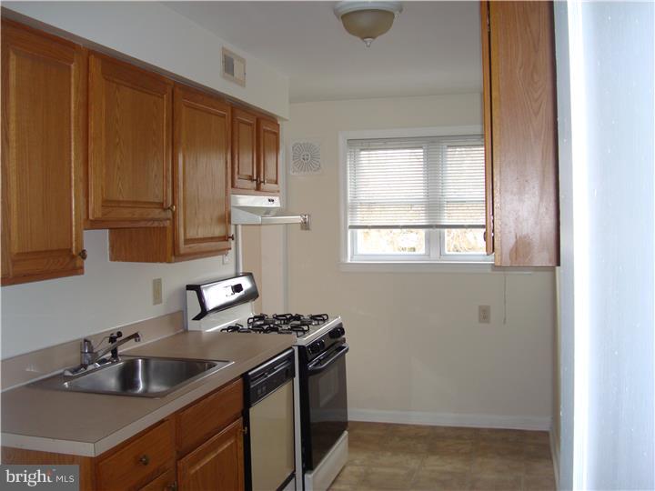 1974 Carter Road Folcroft, PA 19032 - Photo 8 of 18 Kitchen