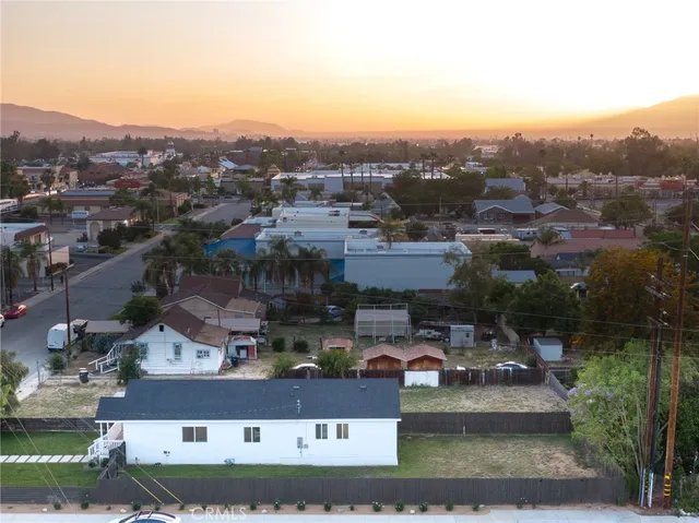 $2,500 | 423 East Stuart Avenue, Redlands, CA 92374