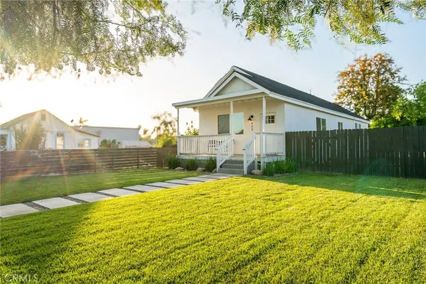 $2,500 | 423 East Stuart Avenue, Redlands, CA 92374