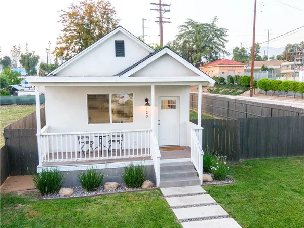 $2,500 | 423 East Stuart Avenue, Redlands, CA 92374