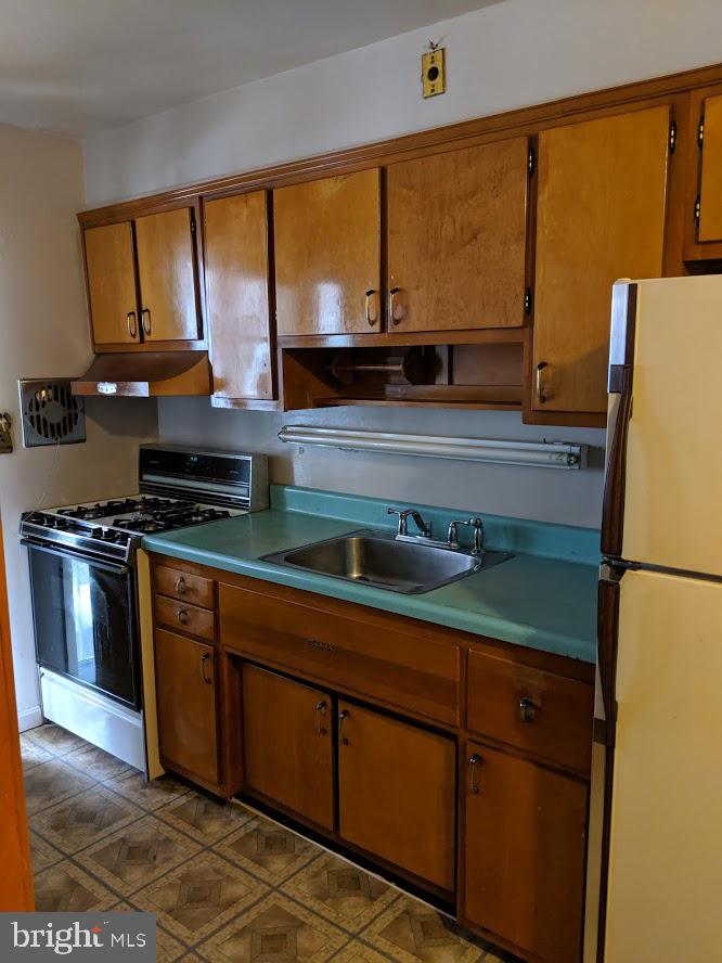 1800 Burnwood Road Baltimore, MD 21239 - Photo 17 of 27 Kitchen