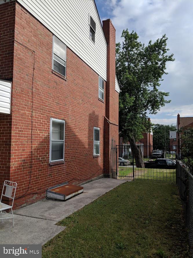 1800 Burnwood Road Baltimore, MD 21239 - Photo 7 of 27 Side yard