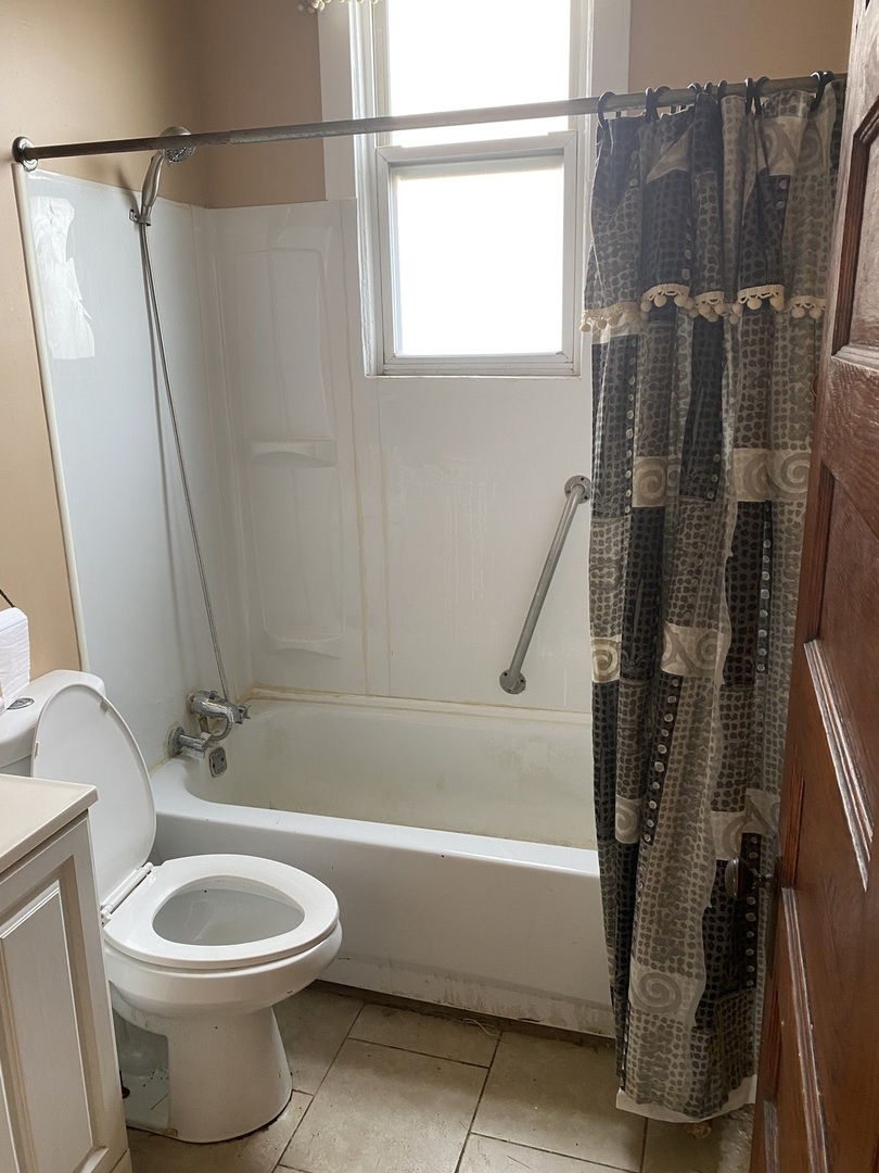 6549 South Bishop Street Chicago, IL 60636 - Photo 14 of 18 a bathroom with a toilet and a shower