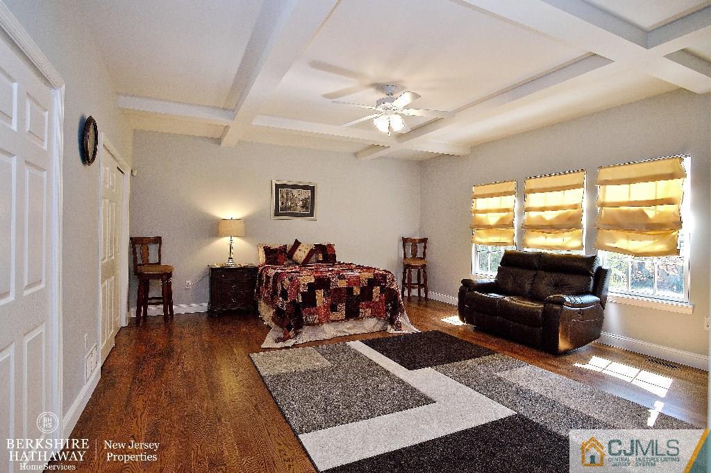 40 Edgewood Road Edison, NJ 08820 - Photo 13 of 25 a living room with furniture and a window