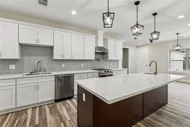 $600,000 | 1701 Heatherwood Drive, Harvey, LA 70058