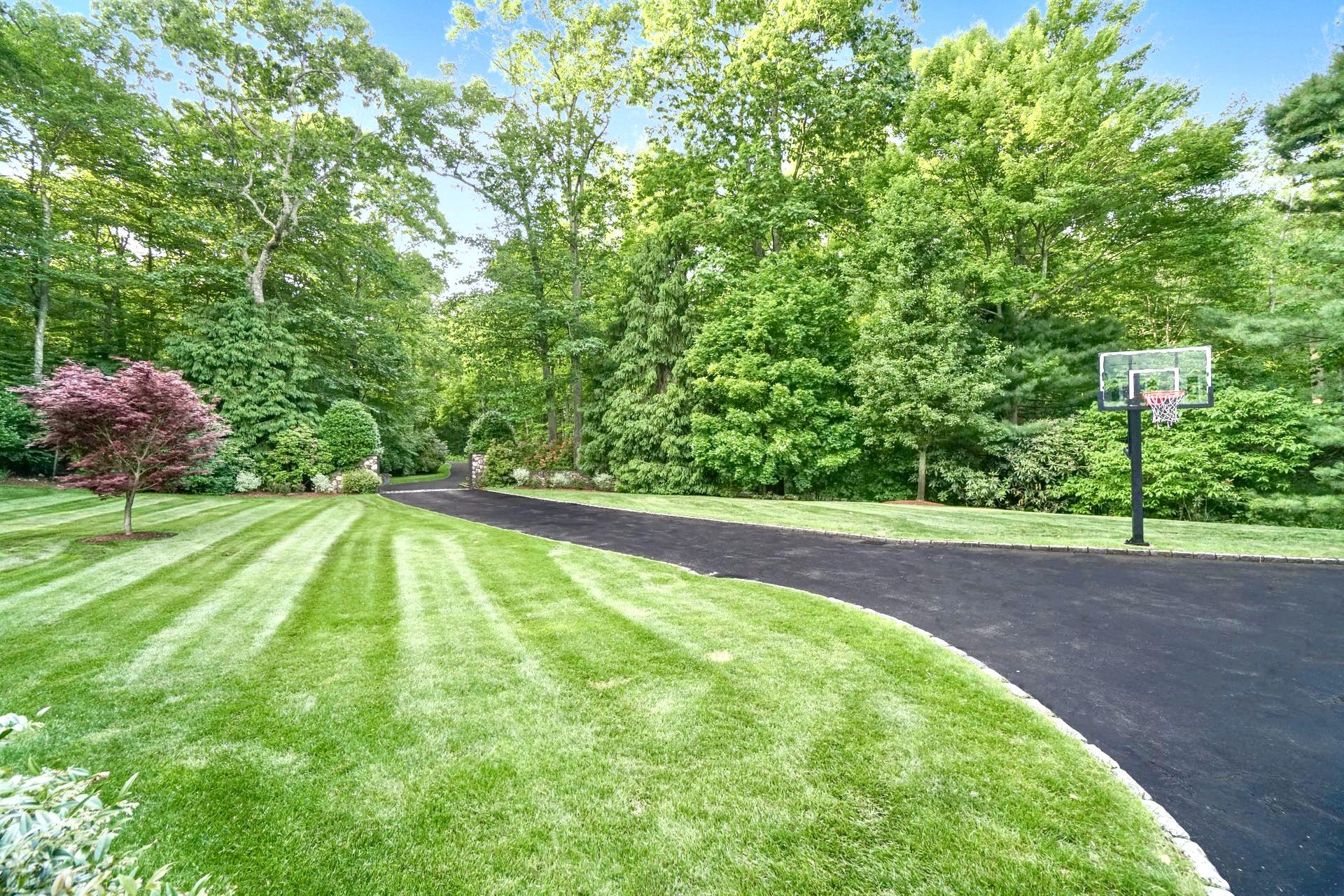 440 Michigan Road New Canaan, CT 06840 - Photo 3 of 52 Driveway