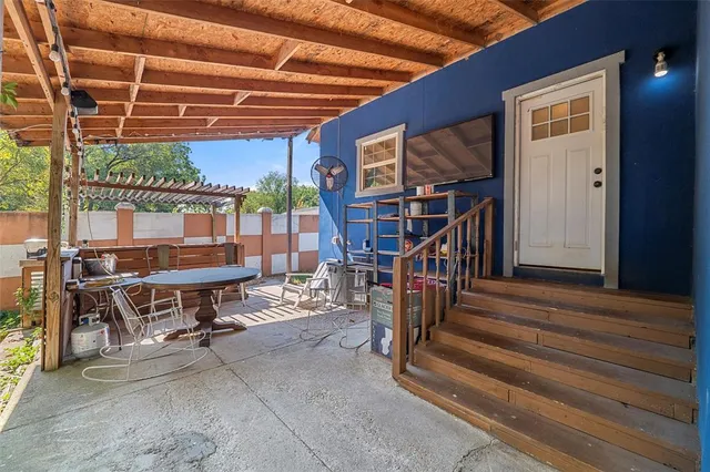 a view of entryway with seating area