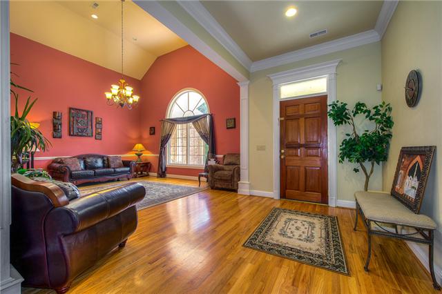 6076 Temple Road Nashville, TN 37221 - Photo 3 of 20 Nice and welcoming Foyer
