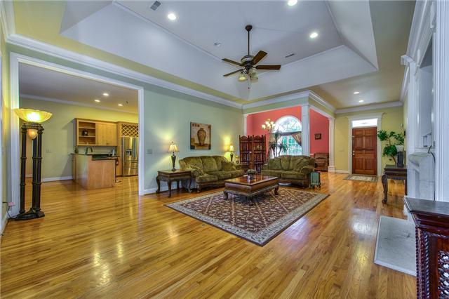 6076 Temple Road Nashville, TN 37221 - Photo 5 of 20 Nice and open living room