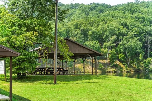 a view of a house with backyard