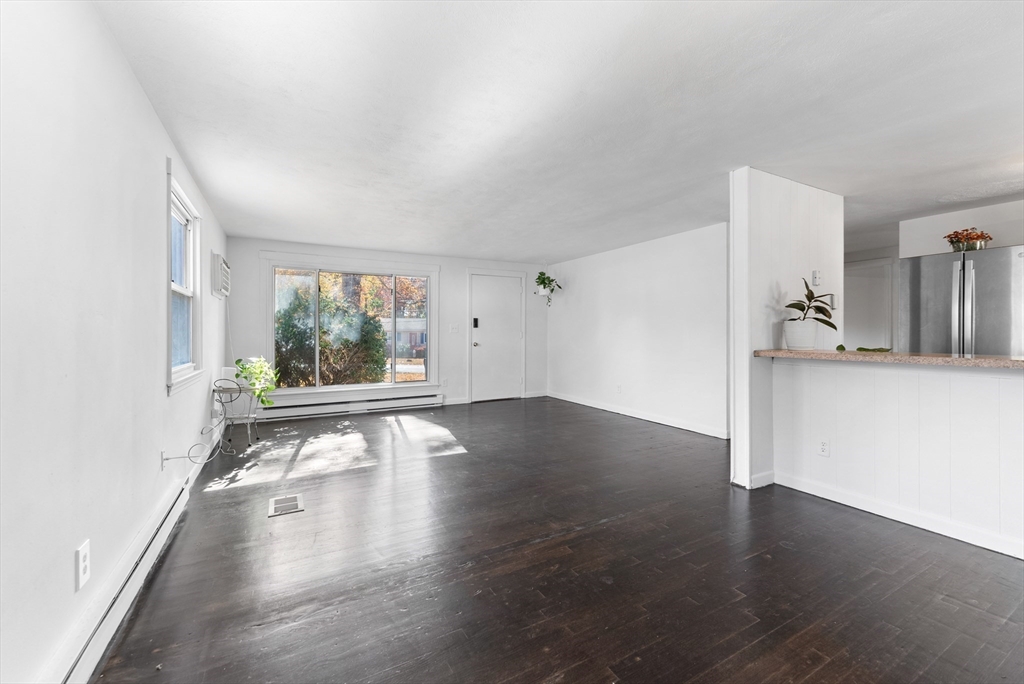 361 Newhouse Street Springfield, MA 01118 - Photo 8 of 42 Gallery Image 8