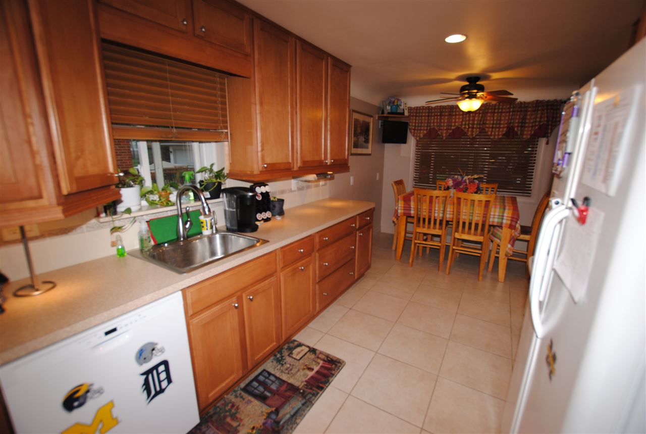 22851 Rausch Avenue Eastpointe, MI 48021 - Photo 8 of 33 31347874-7.JPG