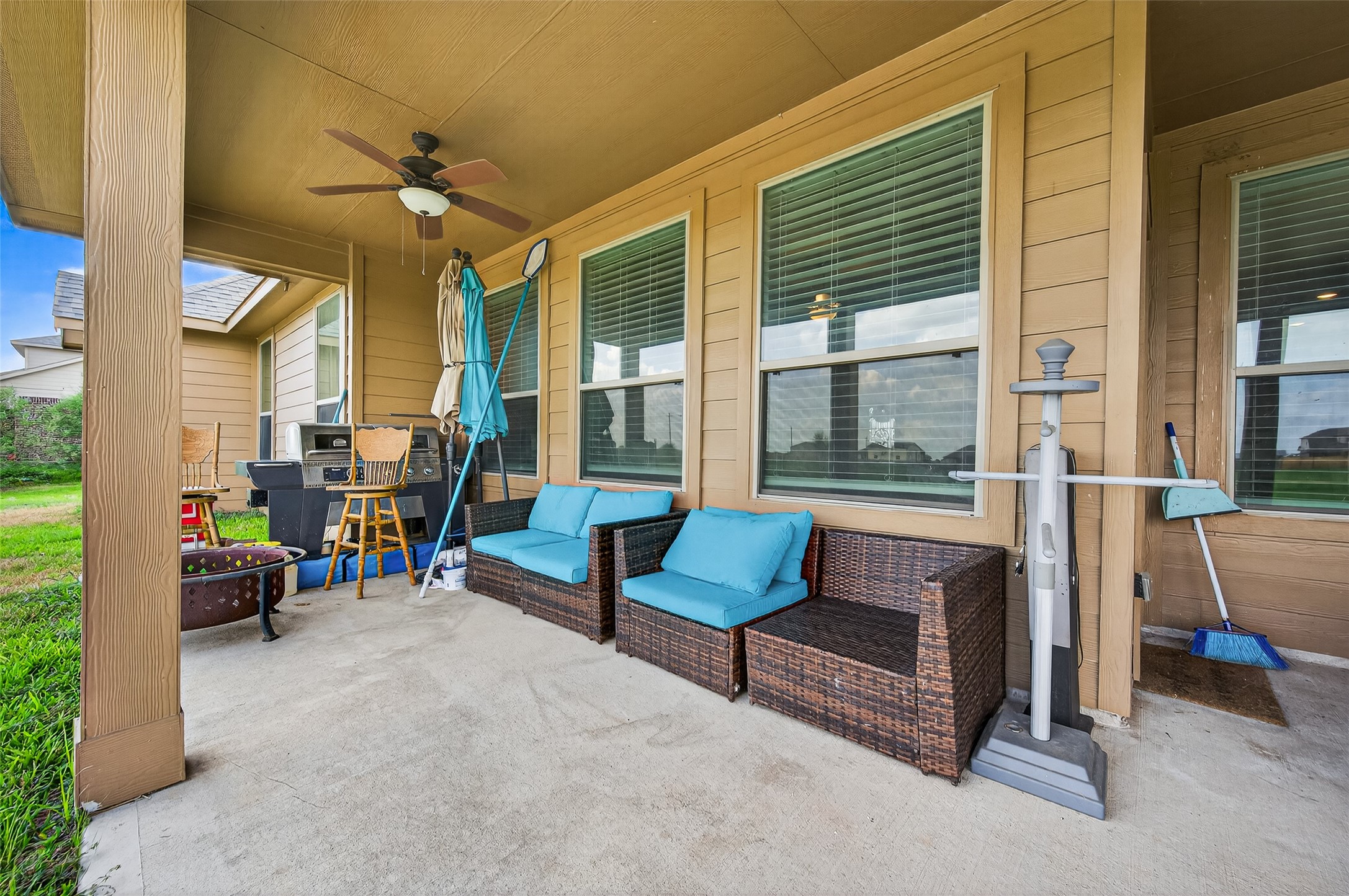 8007 Lehman Road Beasley, TX 77417 - Photo 40 of 47 a living room with furniture and a window